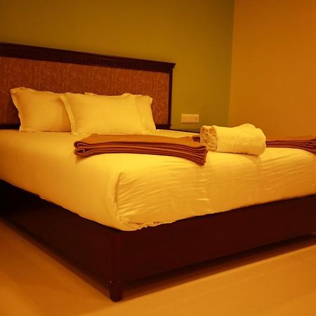 Hotel Temple Plaza Kochi à Chottanikara Extérieur photo
