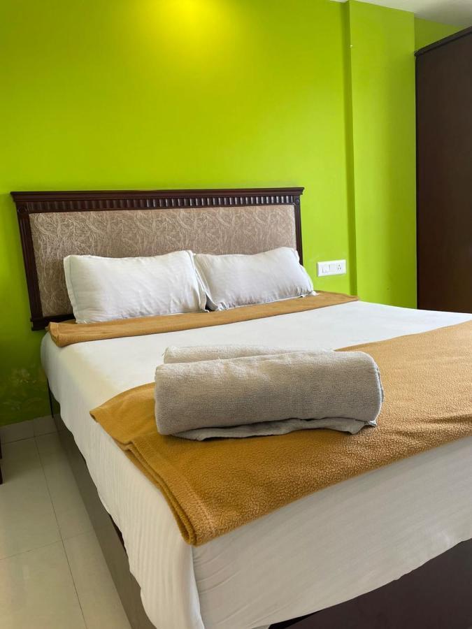 Hotel Temple Plaza Kochi à Chottanikara Extérieur photo