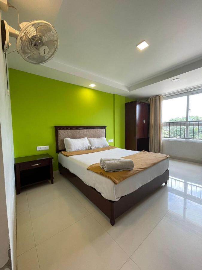 Hotel Temple Plaza Kochi à Chottanikara Extérieur photo