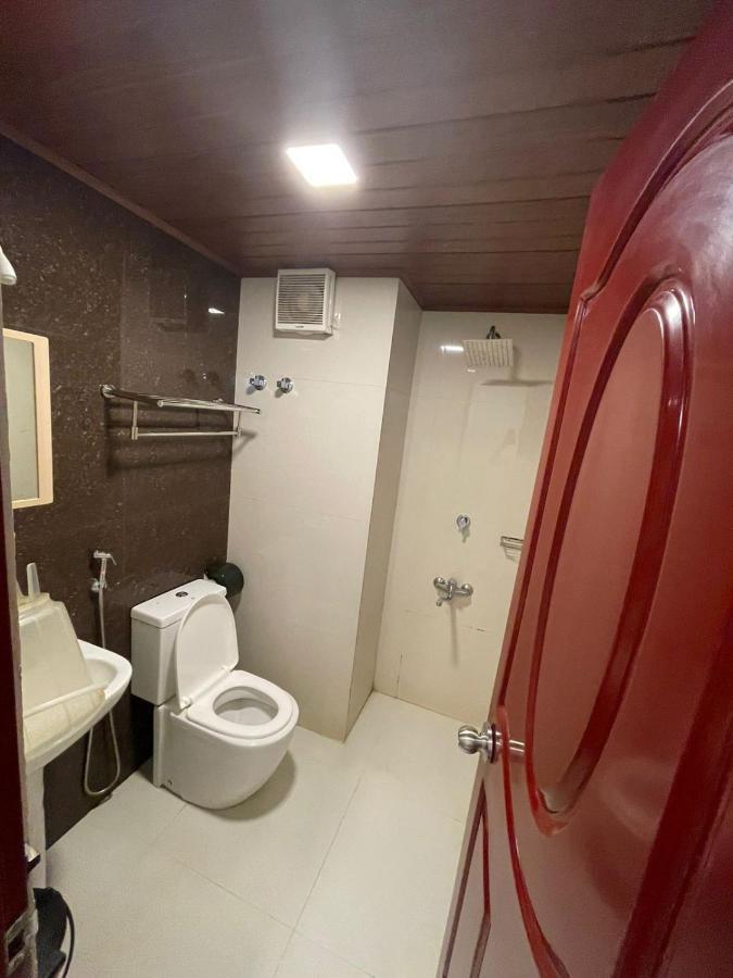 Hotel Temple Plaza Kochi à Chottanikara Extérieur photo