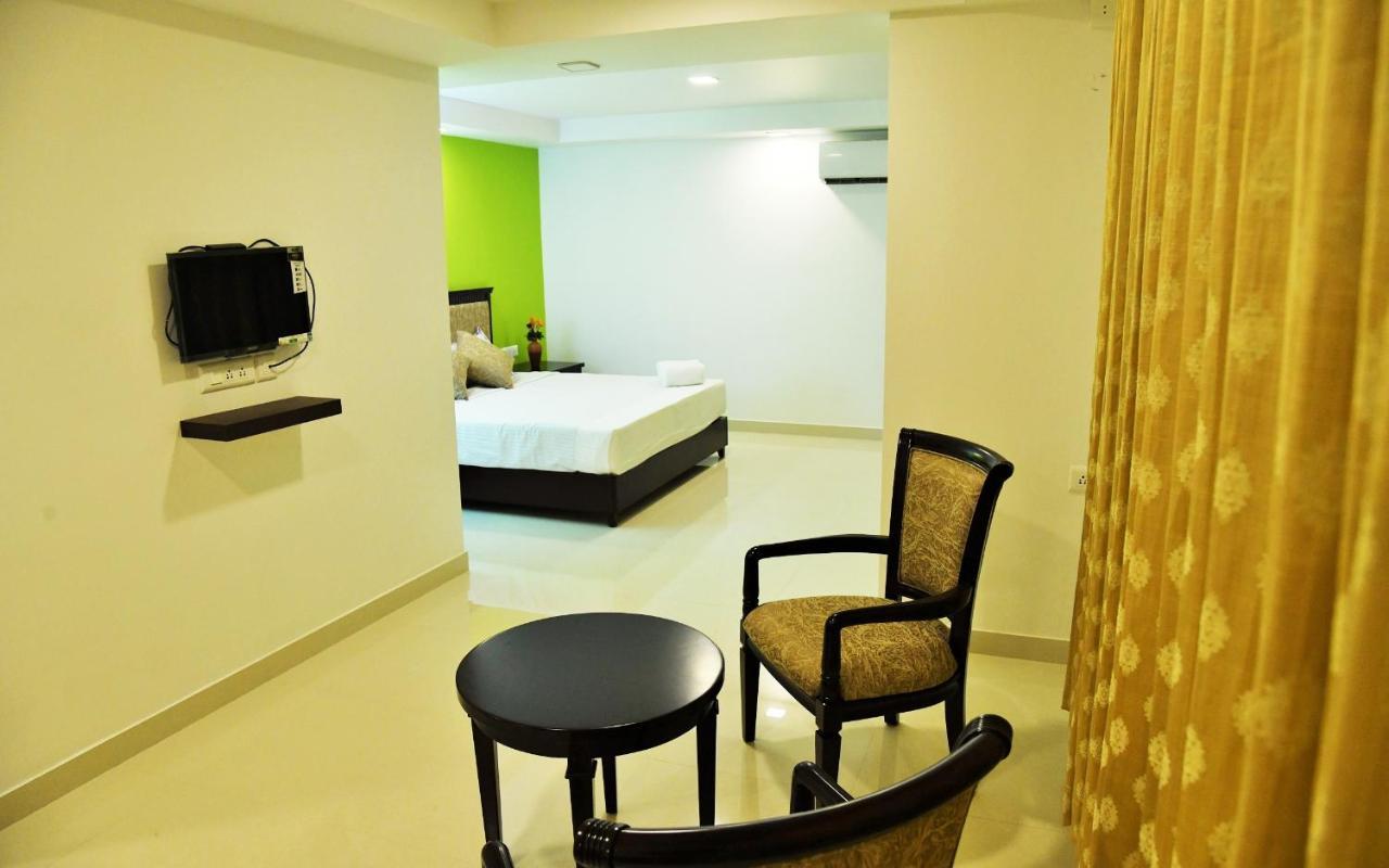 Hotel Temple Plaza Kochi à Chottanikara Extérieur photo