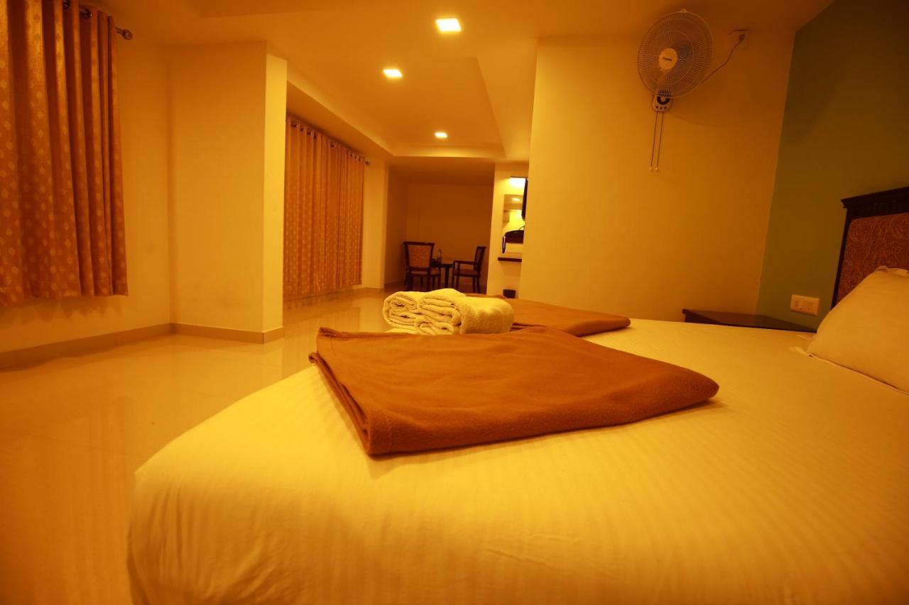 Hotel Temple Plaza Kochi à Chottanikara Extérieur photo