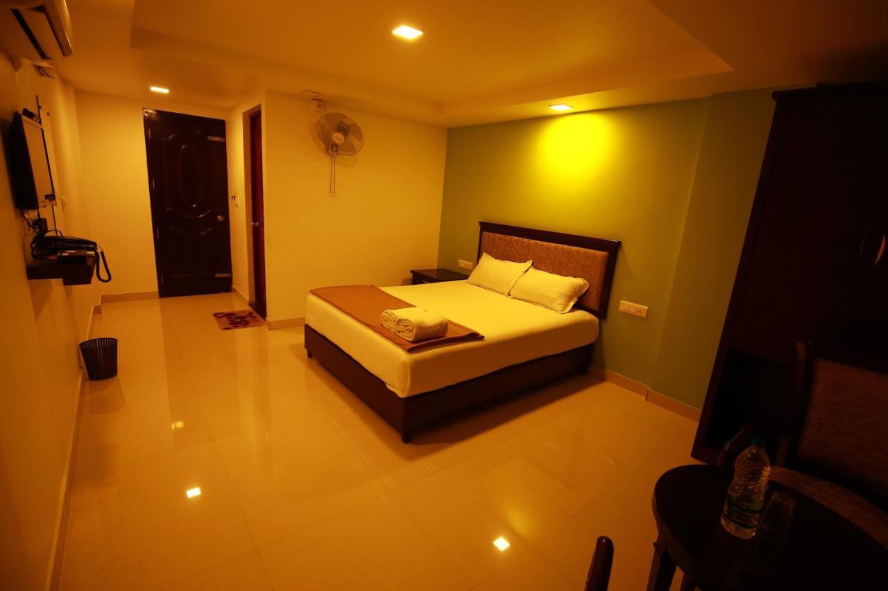 Hotel Temple Plaza Kochi à Chottanikara Extérieur photo