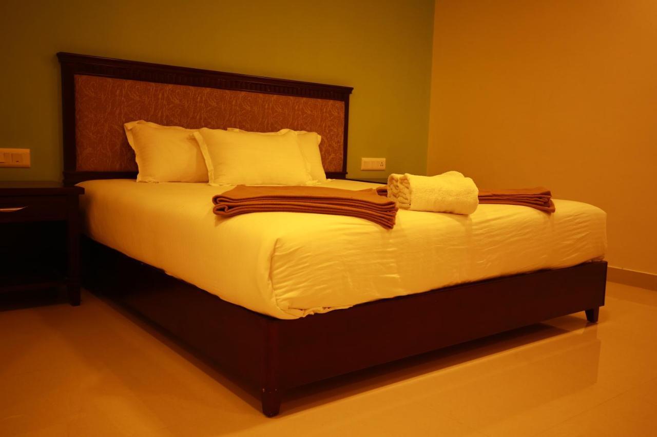 Hotel Temple Plaza Kochi à Chottanikara Extérieur photo