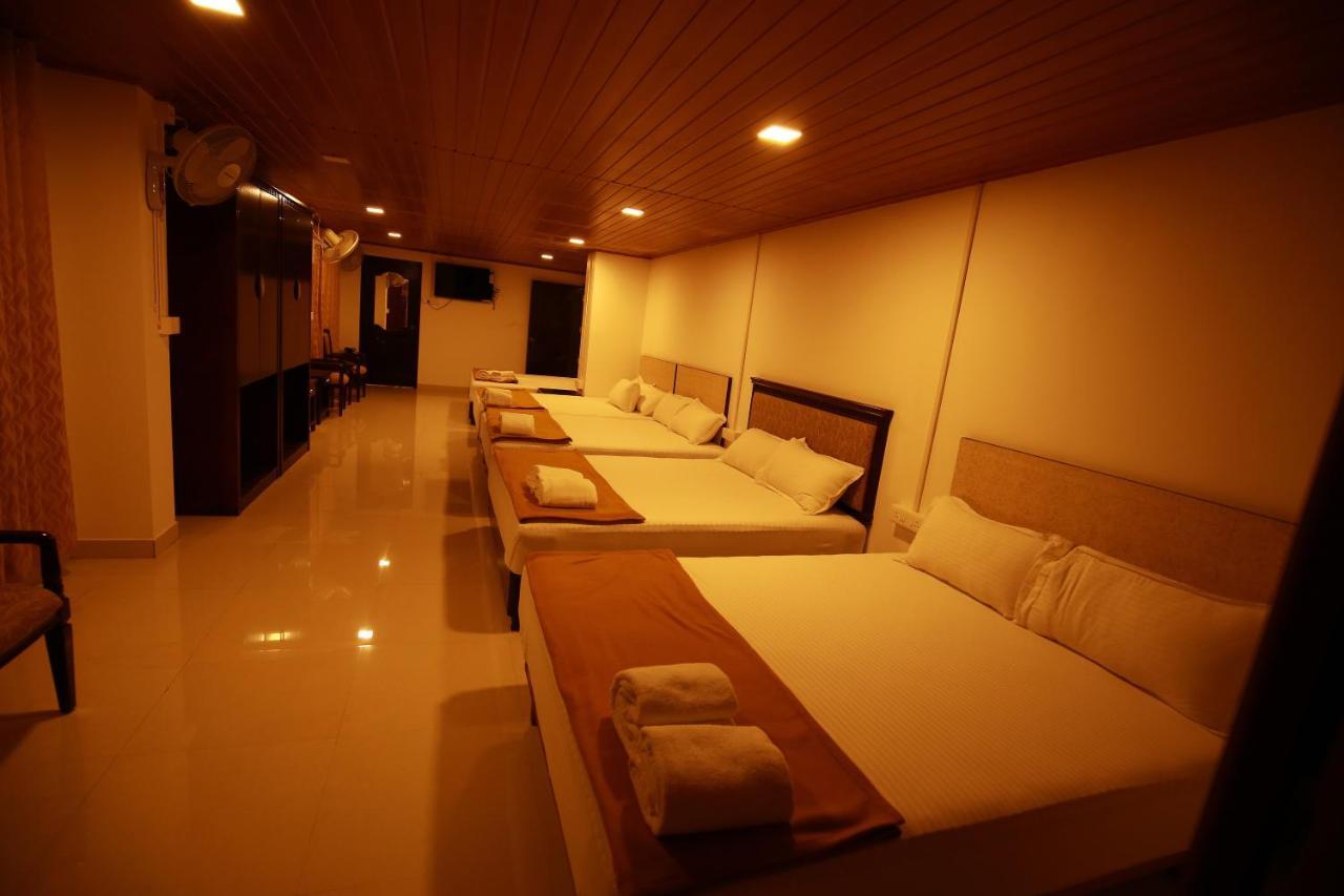 Hotel Temple Plaza Kochi à Chottanikara Extérieur photo